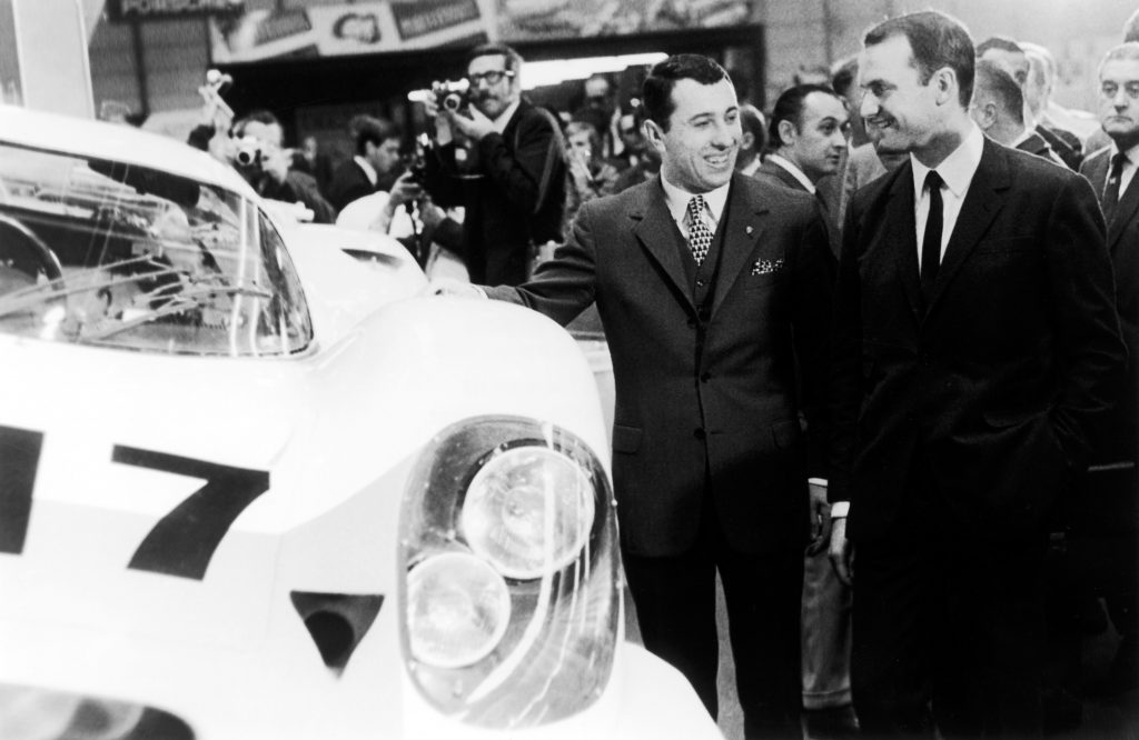 Ferdinand Piëch (rechts) zusammen mit Gerhard Mitter bei der Präsentation des Porsche 917 auf der Automesse in Genf 1969.
