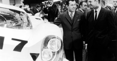 Ferdinand Piëch (rechts) zusammen mit Gerhard Mitter bei der Präsentation des Porsche 917 auf der Automesse in Genf 1969.