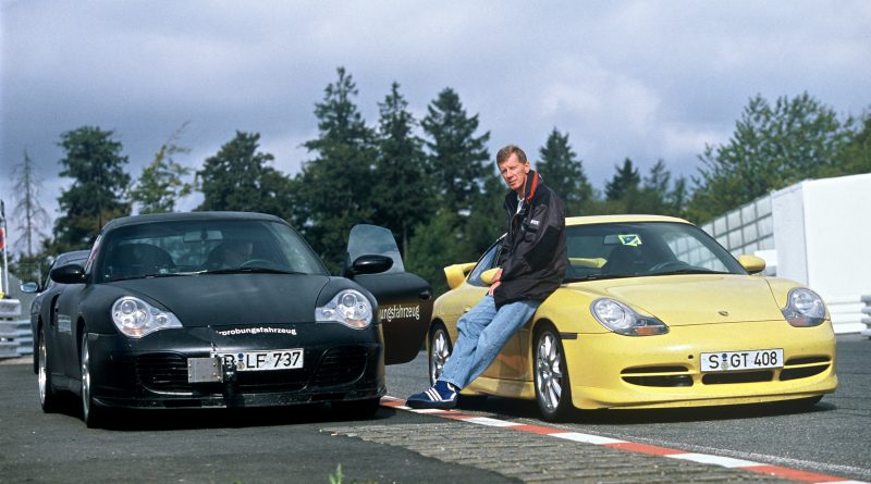 Walter Röhrl neben dem Porsche 911 Turbo 3,6 Coupé (links) und dem Porsche 911 GT3 (rechts), 1999. (Pressefoto Porsche AG)